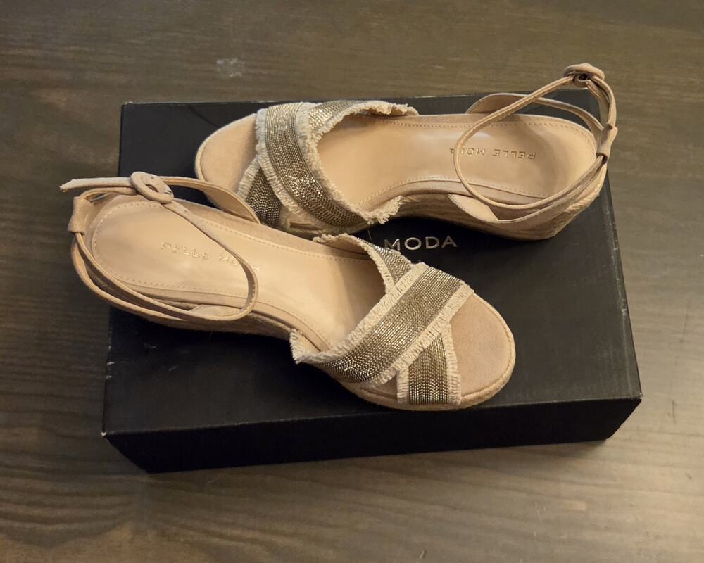 NIB. Women's Pelle Moda Wedge Sandals. Beige. Size 6